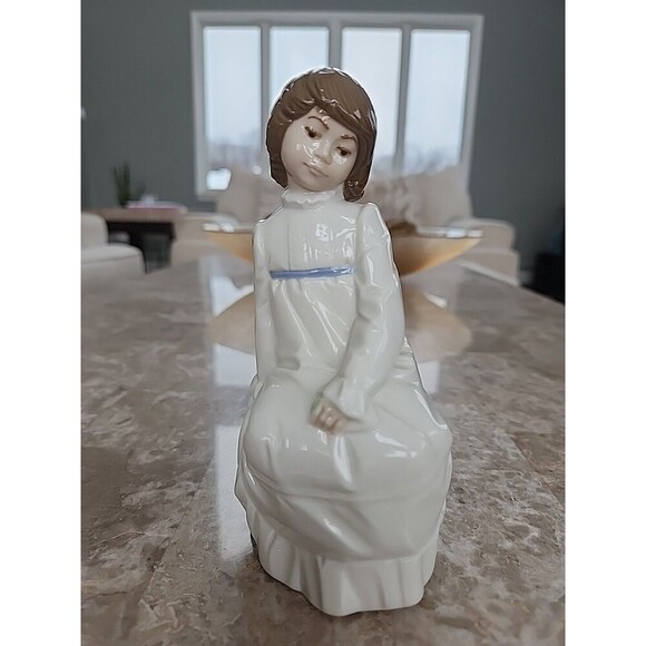 Enrique Nadal Porcelein Figurine, Girl Sitting Rose, The Last Firing, Signed... - Picture 1 of 5